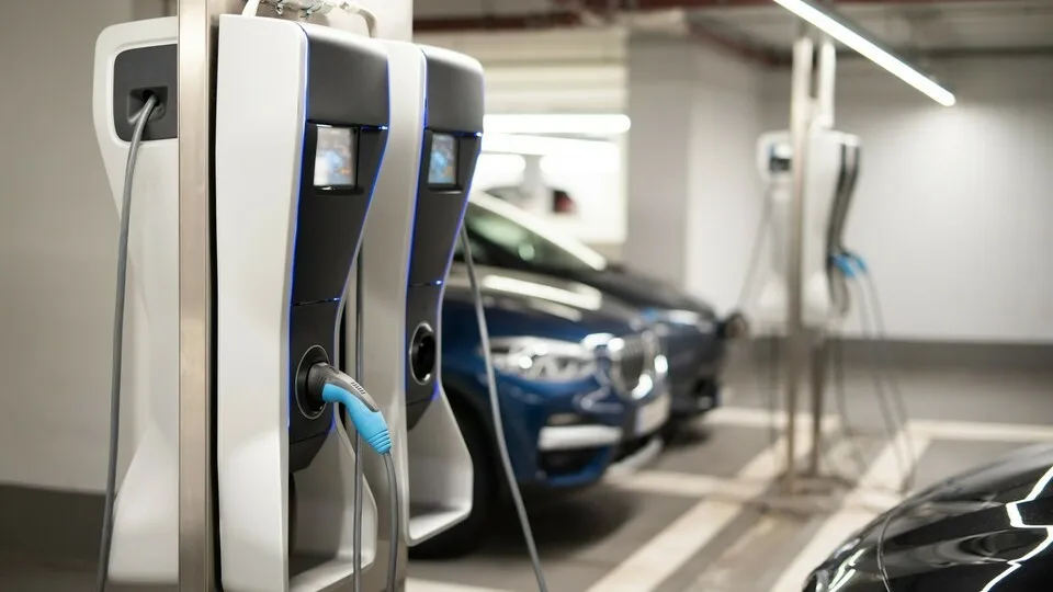 Wallbox in Tiefgarage: Das Gebäude-Elektromobilitätsinfrastruktur-Gesetz (GEIG) wie viele Ladepunkte Immobilieneigentümer anbieten müssen.